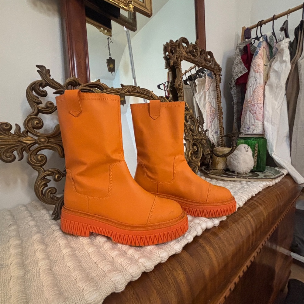 Schutz Bright Orange Mid Calf Platform Rain Boots, sz 8